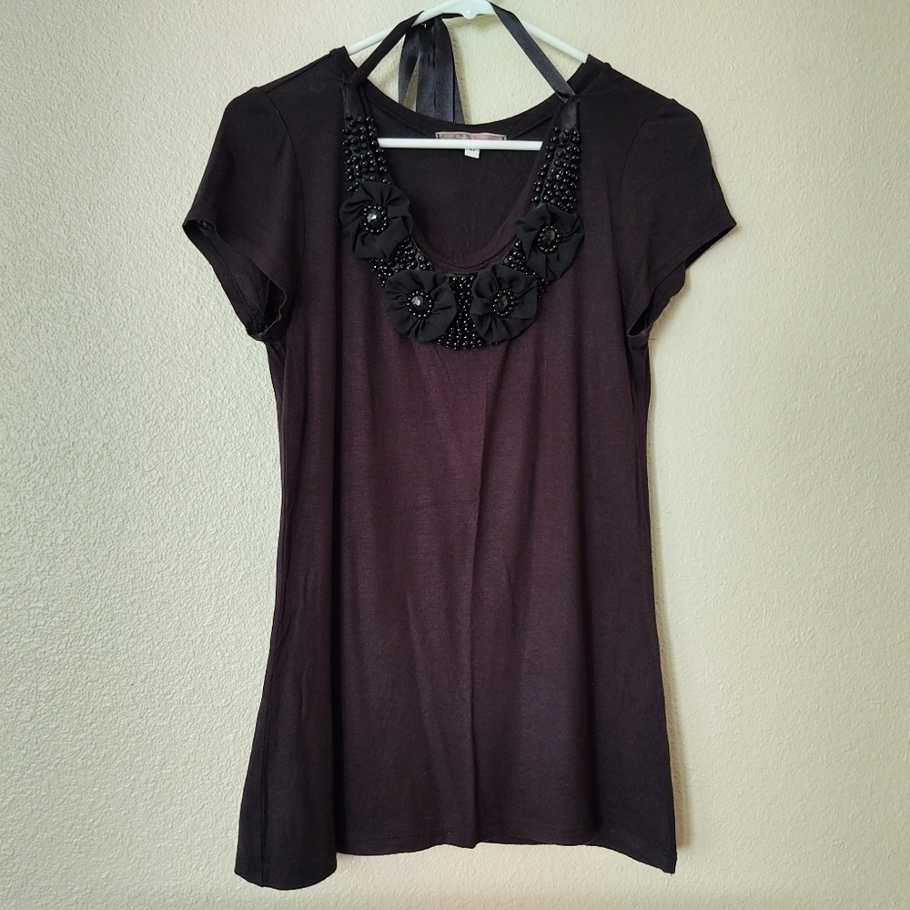 JULIE'S Closet | Black‎ Floral Neckline Tee